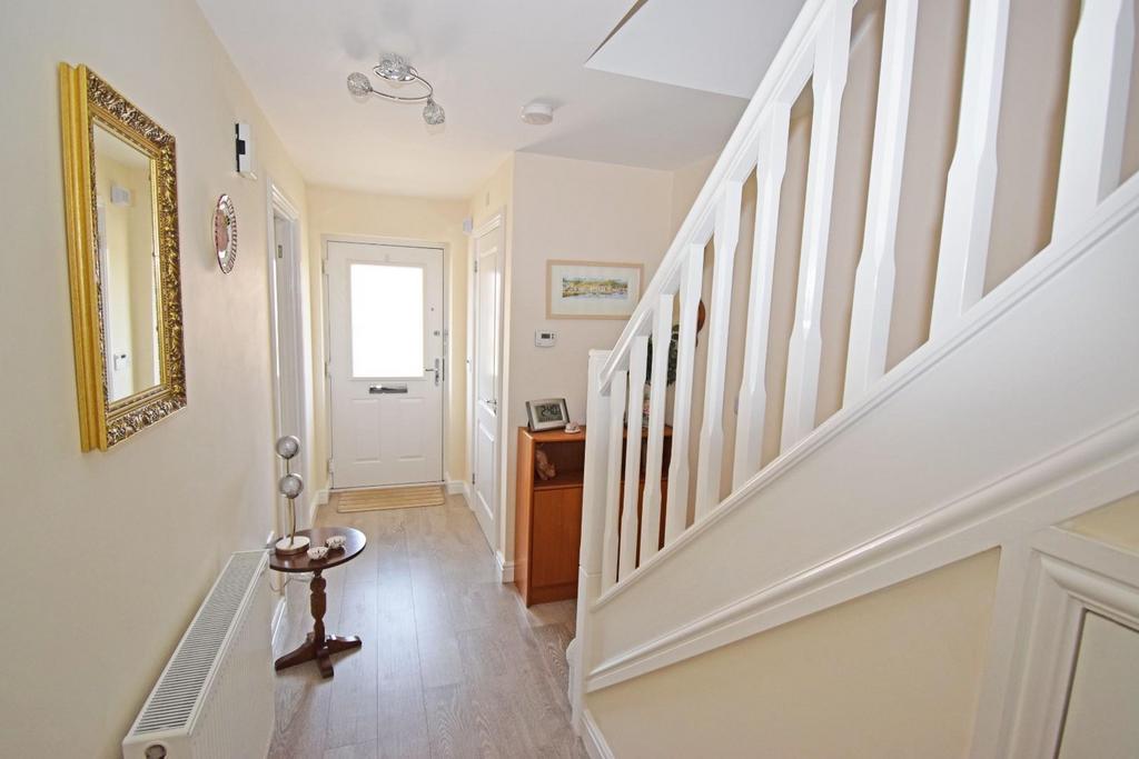 7 Centenary Way, hall b.jpg