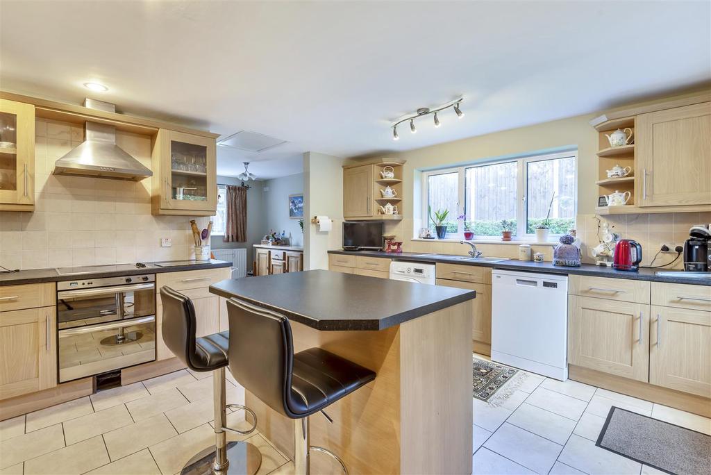 Hewish, Crewkerne 4 bed detached house £600,000