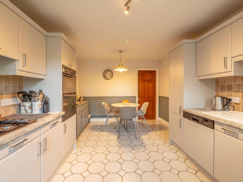 Kitchen 2.jpg