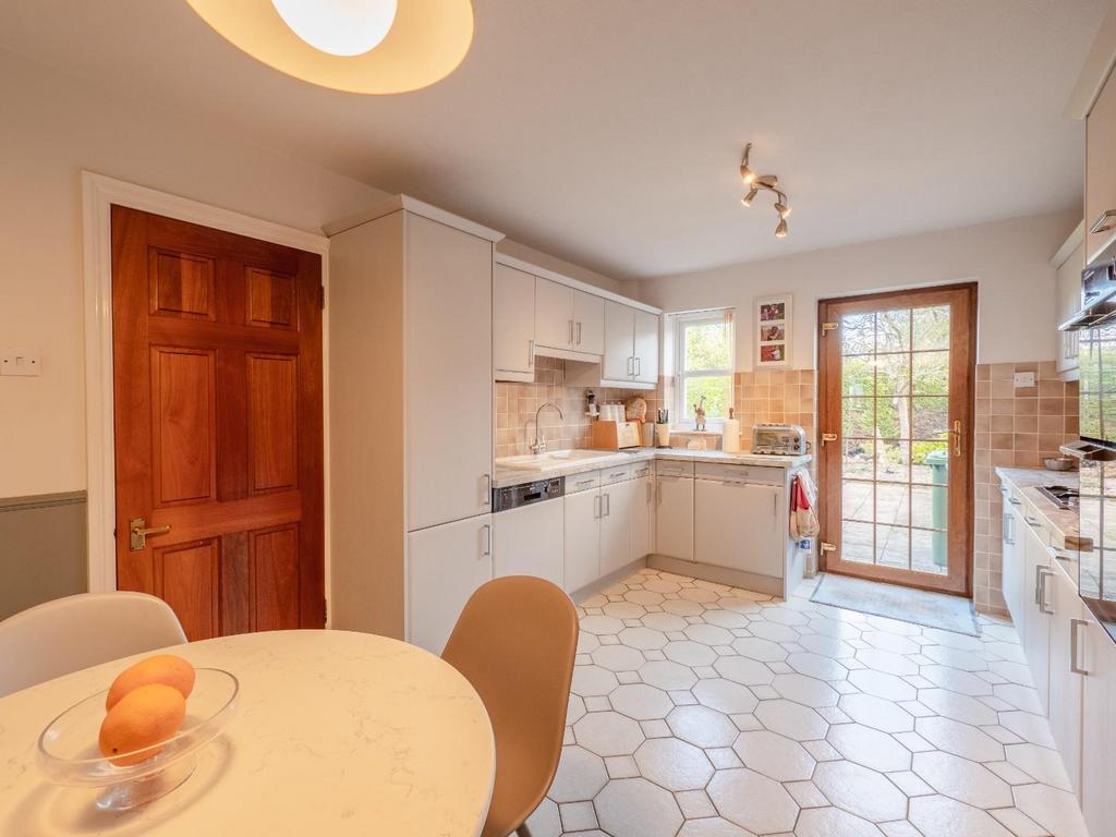 Kitchen 1.jpg