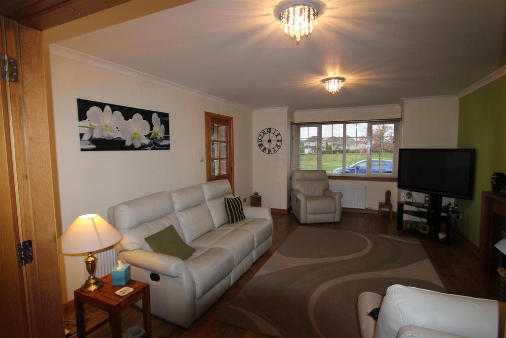 3 Baxter Road Crossgates, Cowdenbeath, KY4 8AG 4 bed detached house £