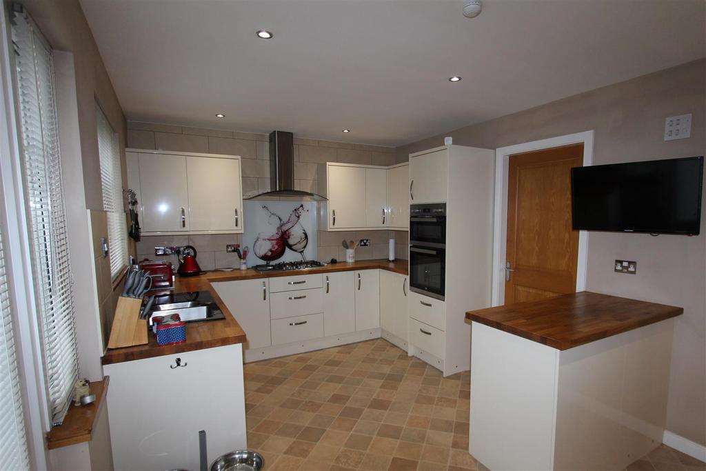 3 Baxter Road Crossgates, Cowdenbeath, KY4 8AG 4 bed detached house £