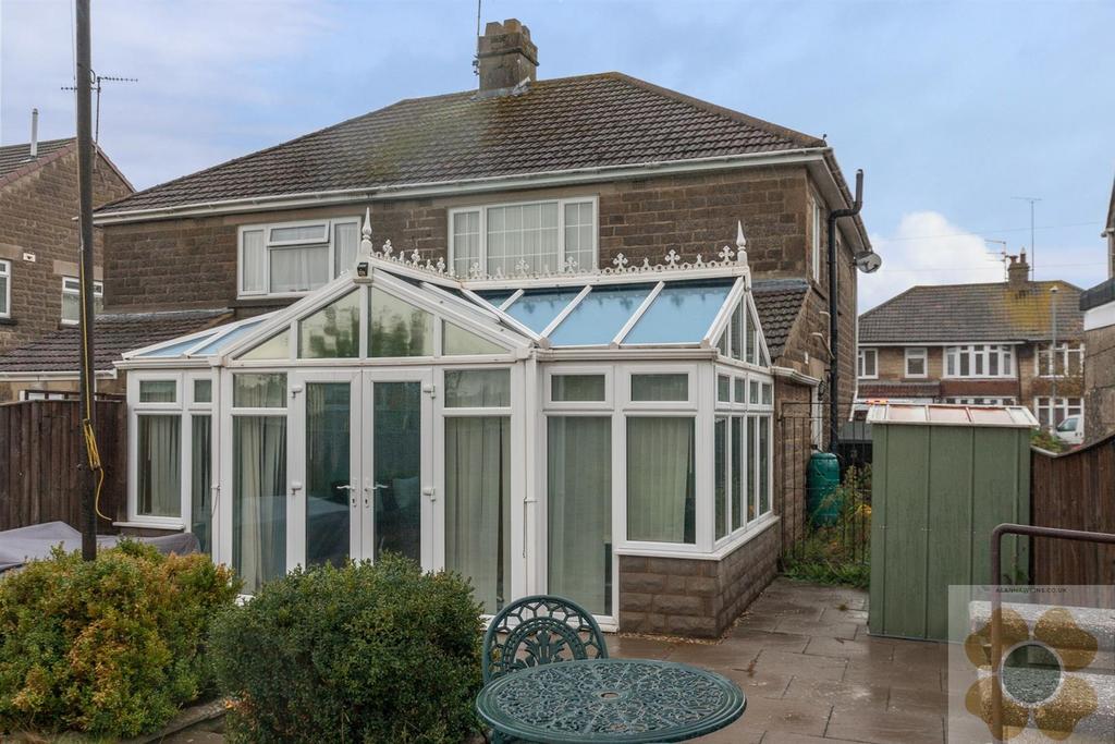 Cornwall Avenue, Swindon SN2 1 3 bed semidetached house £300,000