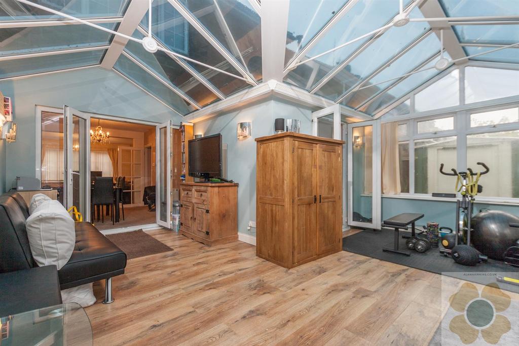 Cornwall Avenue, Swindon SN2 1 3 bed semidetached house £300,000