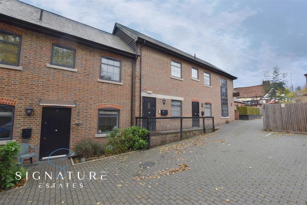 Saracens Mews, High Street, KINGS LANGLEY 2 bed apartment £1,300 pcm