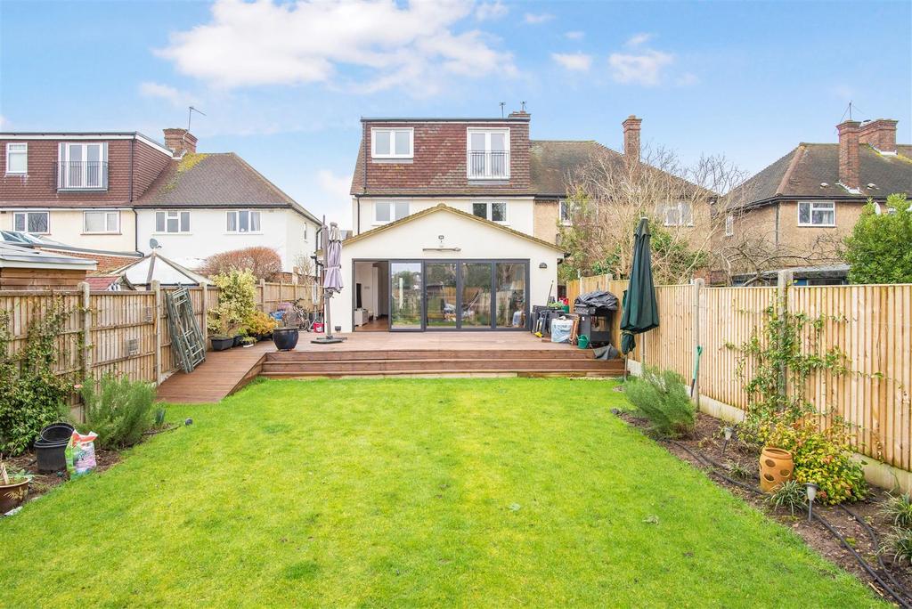 Felix Road, WaltonOnThames 4 bed semidetached house £2,500 pcm (£