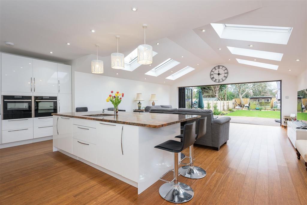 Felix Road, WaltonOnThames 4 bed semidetached house £2,500 pcm (£