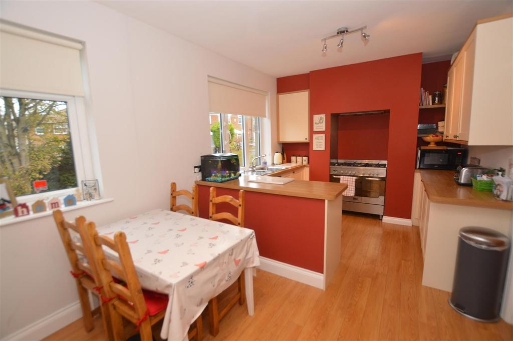Ford Hill, Queensbury, Bradford 3 bed semidetached house £795 pcm (£