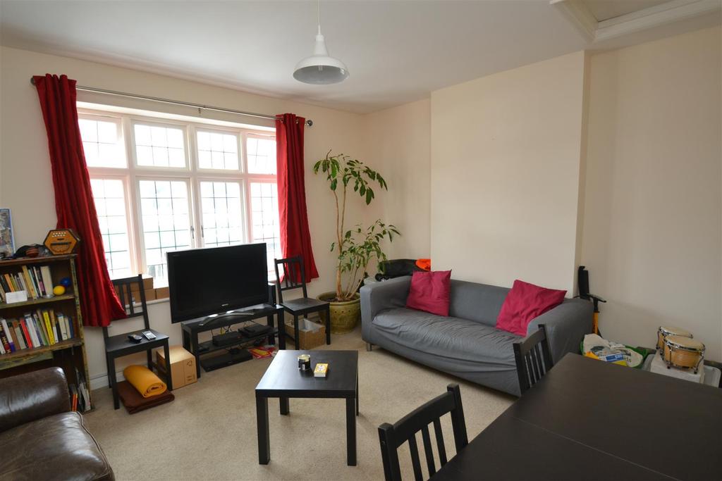 High Street, Horley 1 bed flat £925 pcm (£213 pw)