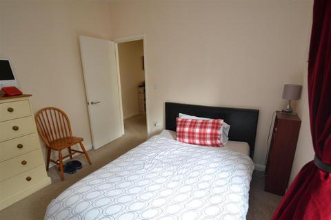 1 bedroom flat to rent, High Street, Horley