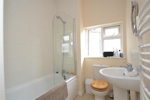 1 bedroom flat to rent, High Street, Horley