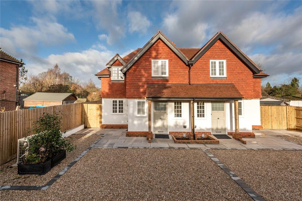 Dawes Green, Leigh, Reigate, Surrey, RH2 3 bed semidetached house for