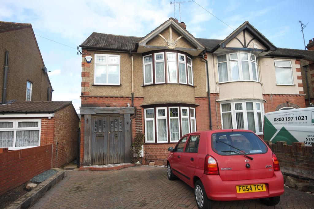 Park Street, Luton, LU1 4 bed semidetached house £1,750 pcm (£404 pw)