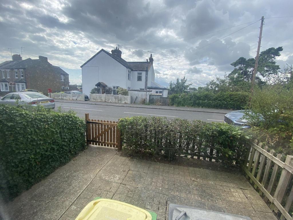Rochford 2 bed terraced house £1,100 pcm (£254 pw)