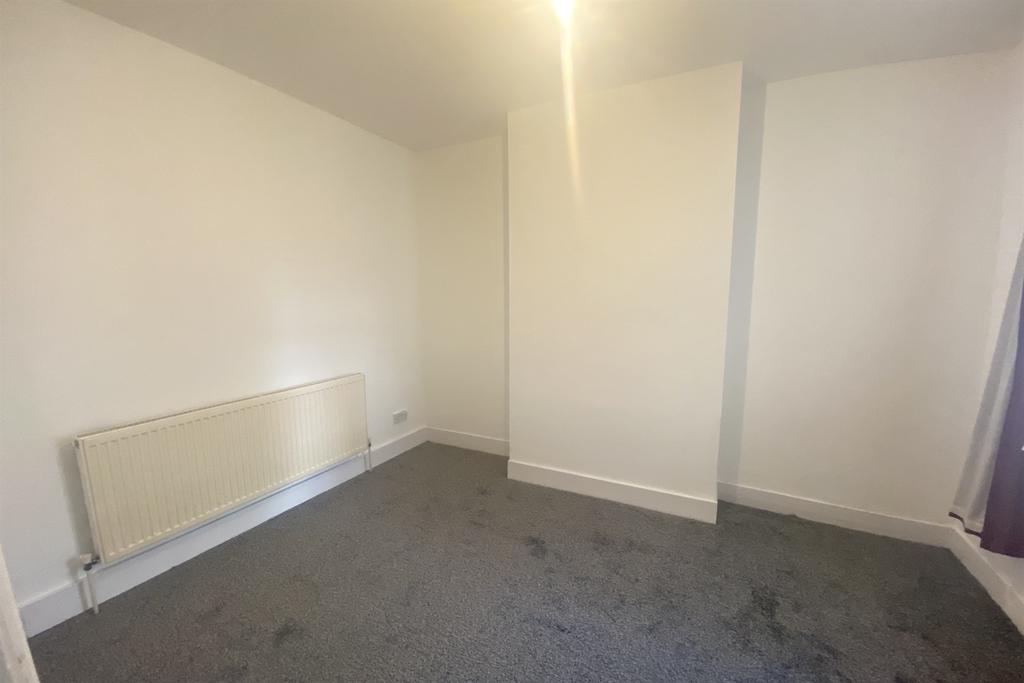 Fentons Avenue, E13 3 bed terraced house £2,300 pcm (£531 pw)