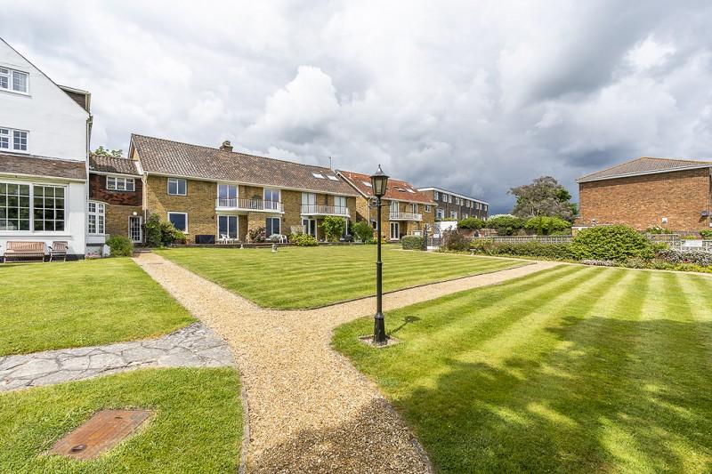 Green Lane, Hamble, Southampton, Hampshire. SO31 4GB 3 bed flat for