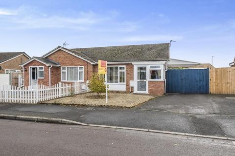 2 bedroom semi-detached bungalow to rent - Raymond Road,  Bicester,  OX26