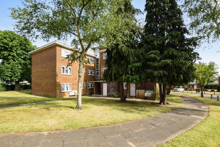 Kingsbury Road, Kingsbury, NW9 3 bed flat £1,850 pcm (£427 pw)