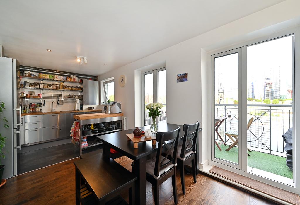 Kingsbridge Court, Canary Wharf, E14 2 bed apartment £2,250 pcm (£519 pw)