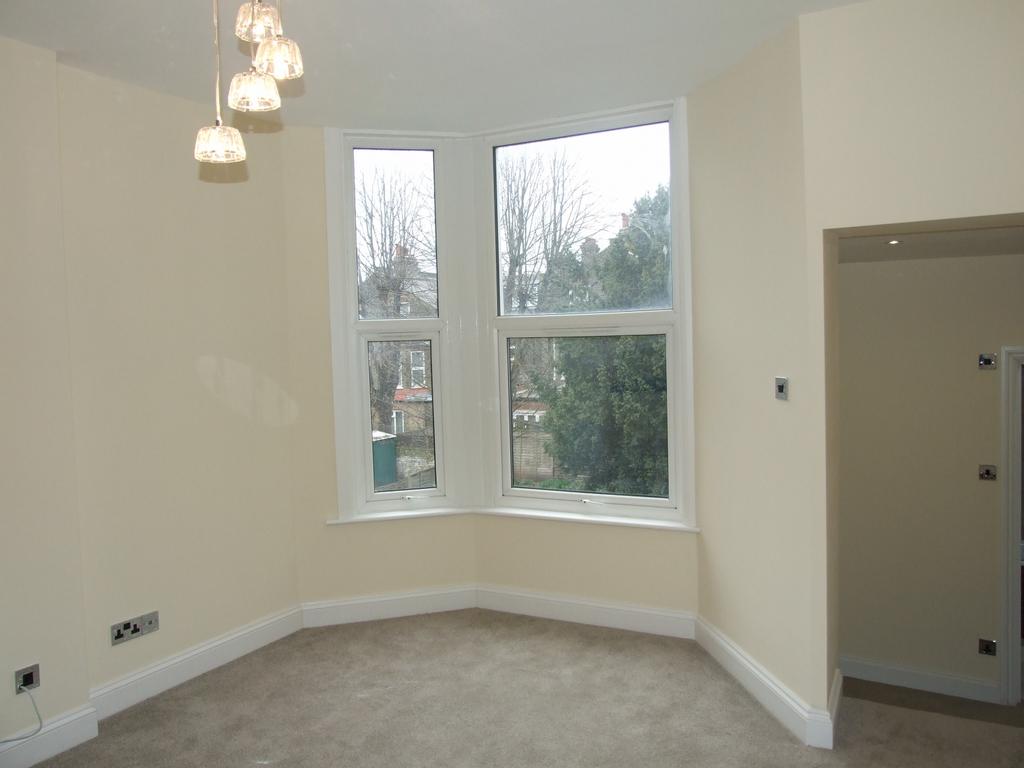 Goodson Road, NW10 1 bed flat £1,200 pcm (£277 pw)