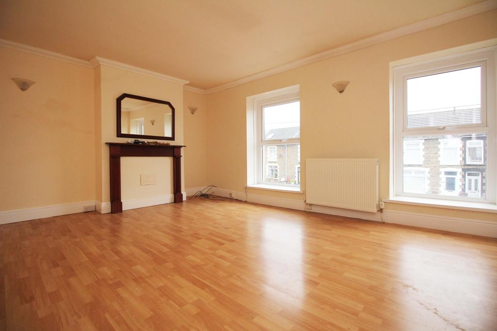 Commercial Street, Beddau CF38 2DD 2 bed £695 pcm (£160 pw)