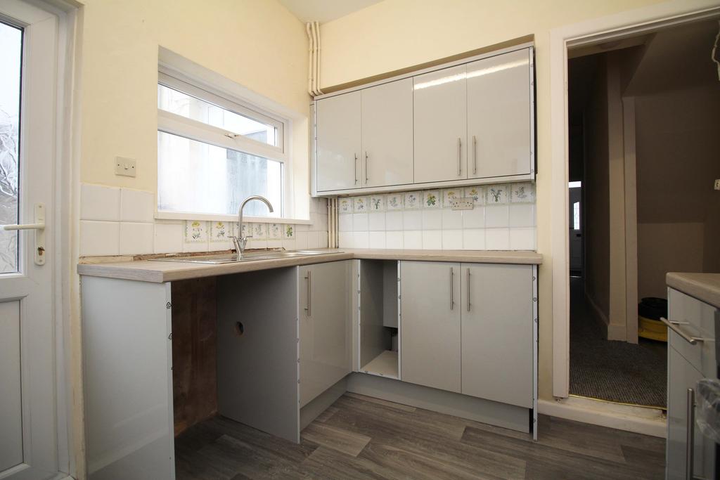Commercial Street, Beddau CF38 2DD 2 bed £695 pcm (£160 pw)