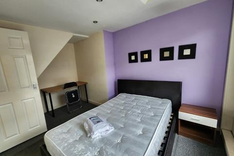 2 bedroom terraced house to rent, Autumn Place, Hyde Park, Leeds, LS6 1RJ