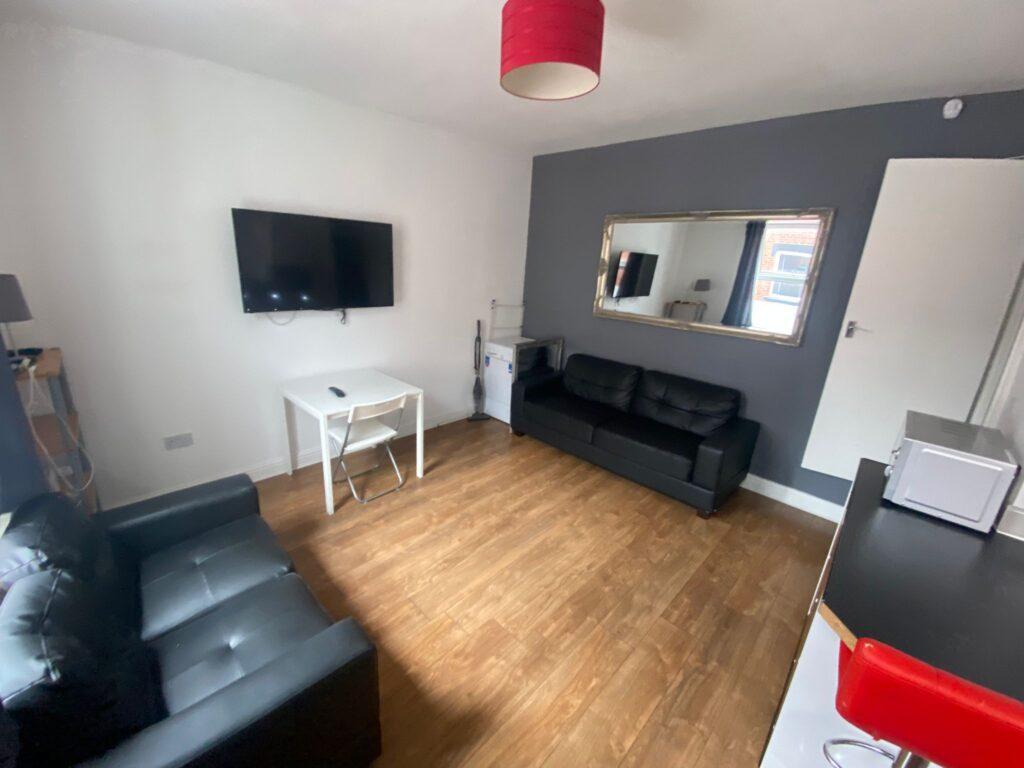 Thornville Terrace, Hyde Park, Leeds, LS6 1JT 3 bed terraced house £