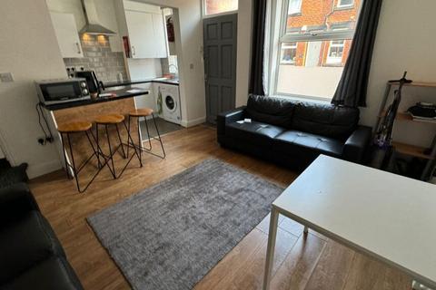 3 bedroom terraced house to rent, Thornville Terrace, Hyde Park, Leeds, LS6 1JT