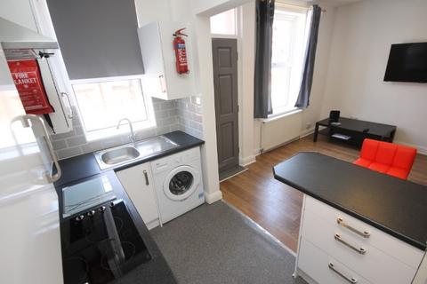 3 bedroom terraced house to rent, Thornville Terrace, Hyde Park, Leeds, LS6 1JT