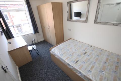 3 bedroom terraced house to rent, Thornville Terrace, Hyde Park, Leeds, LS6 1JT