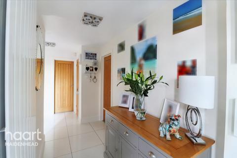 97 Wolf Lane, Windsor, SL4 4YY