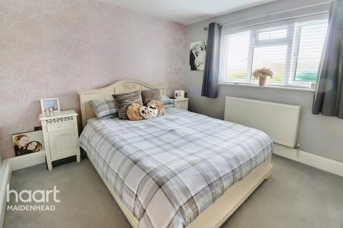 97 Wolf Lane, Windsor, SL4 4YY