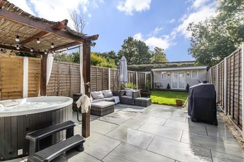 75 Arnold Road, Woking, GU21 5JX