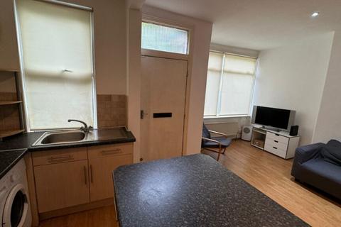 3 bedroom terraced house to rent, Talbot Avenue, Burley, Leeds, LS4 2PG