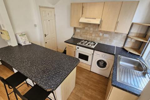 3 bedroom terraced house to rent, Talbot Avenue, Burley, Leeds, LS4 2PG