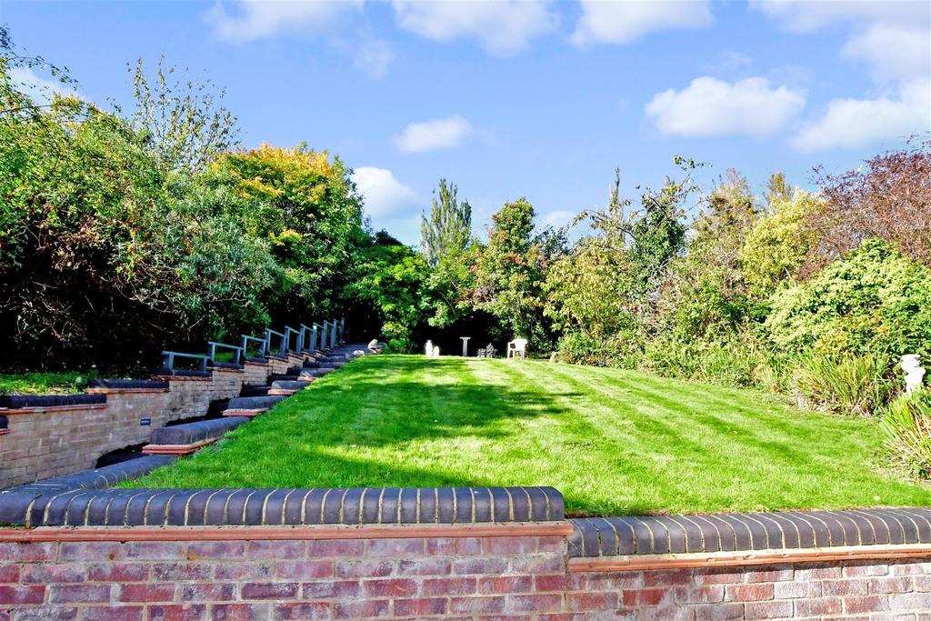 Wellfields, Loughton, Essex 4 bed semidetached house for sale £850,000