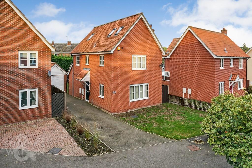 Waterside Gardens, Newton Flotman, Norwich 5 bed detached house for