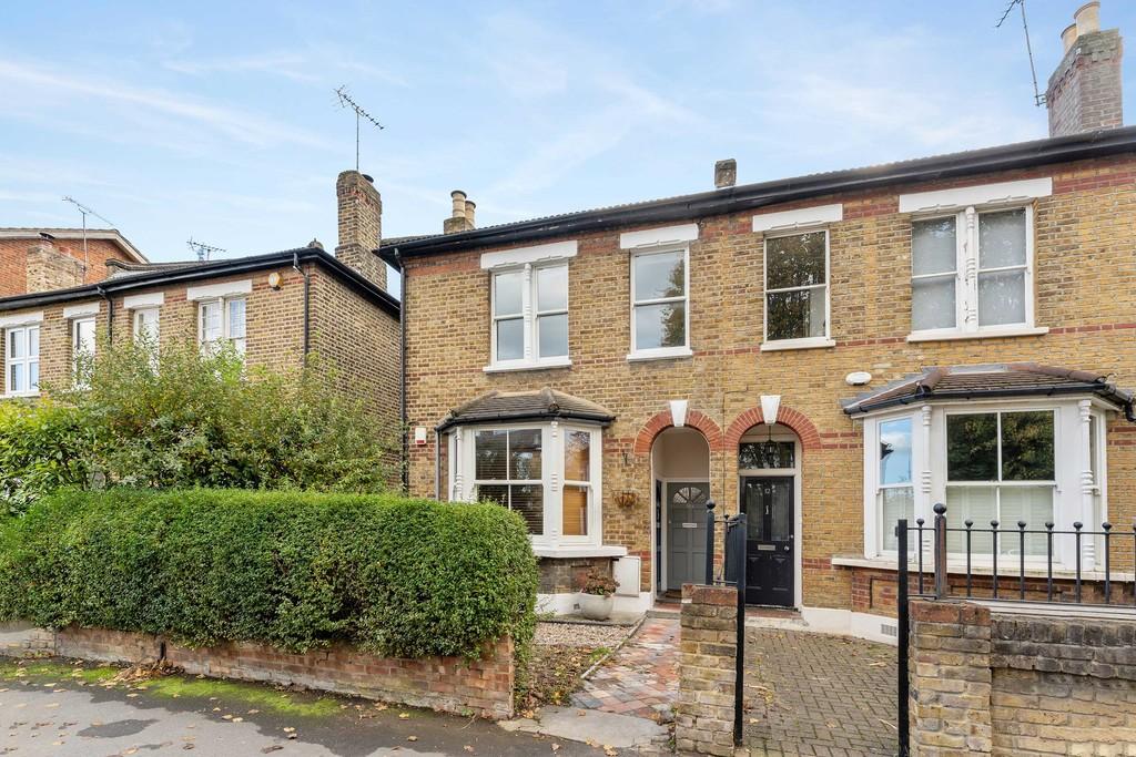 Wellesley Road, Wanstead 2 bed flat £475,000