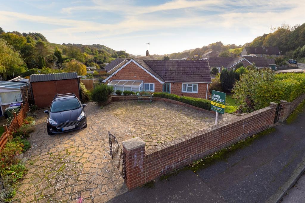 Cheriton Court Road, Folkestone, CT20 2 bed semidetached bungalow £