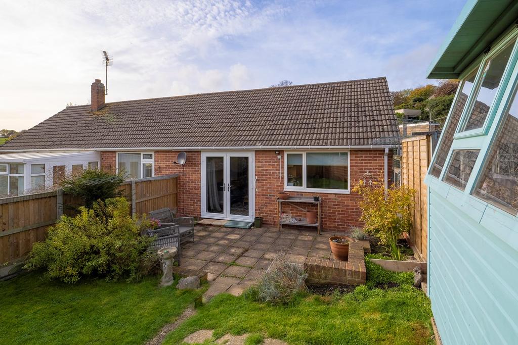 Cheriton Court Road, Folkestone, CT20 2 bed semidetached bungalow £