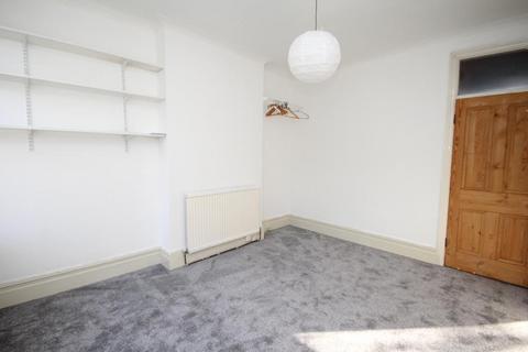 3 bedroom flat to rent, Holmleigh Road, Stoke Newington, London, N16 5PX