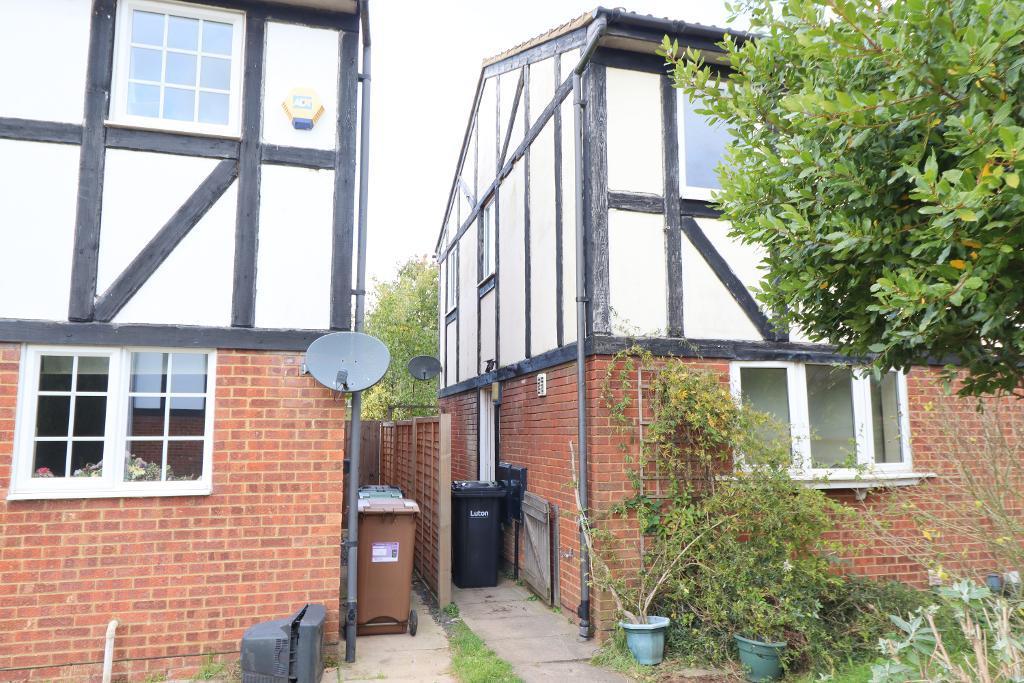 Belsham Place, Wigmore, Luton, Bedfordshire, LU2 9UT 2 bed semi
