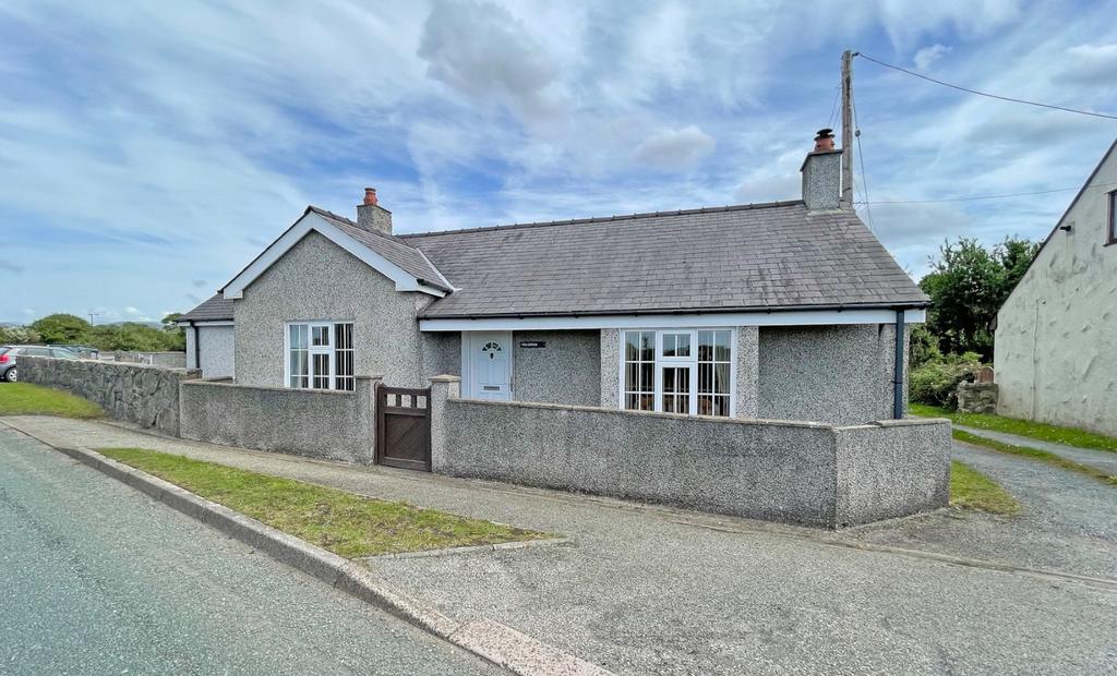 Pontrug, Caernarfon, Gwynedd, LL55 4 bed bungalow for sale £395,000