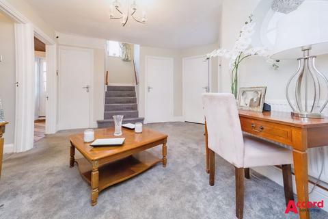 5 bedroom detached house for sale - Heaton Grange Road, Gidea Park, Romford