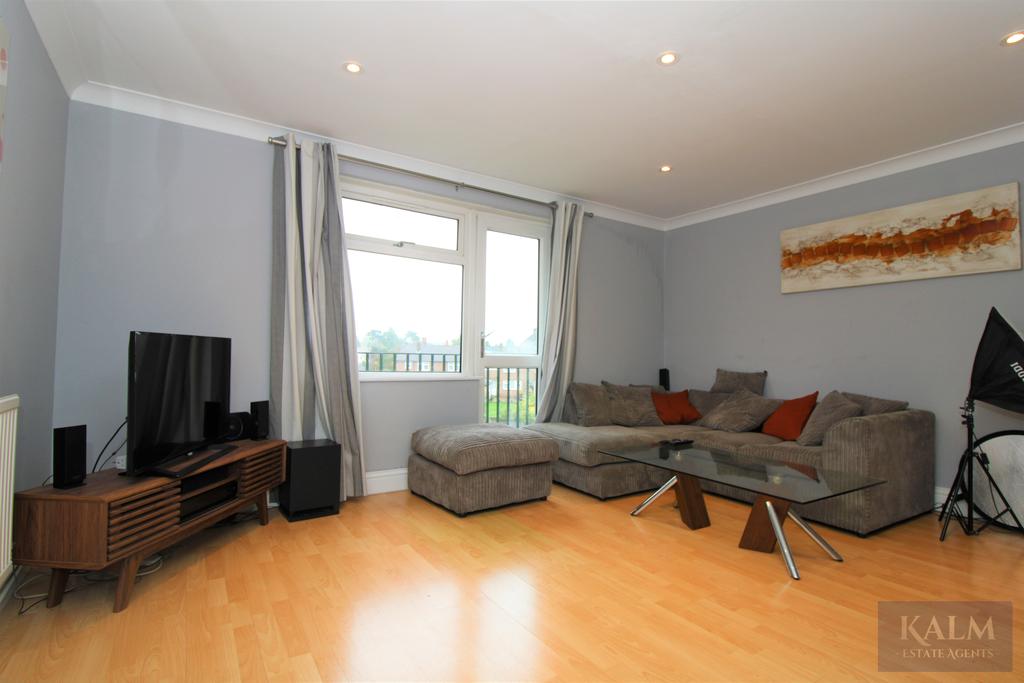 Deanscroft, Knebworth SG3 2 bed apartment £1,100 pcm (£254 pw)