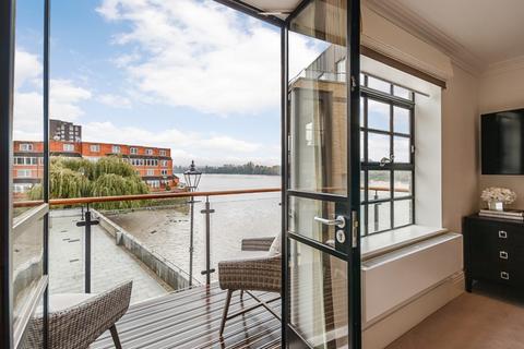 2 bedroom penthouse to rent, Palace Wharf, Rainville Road, W6 9UF