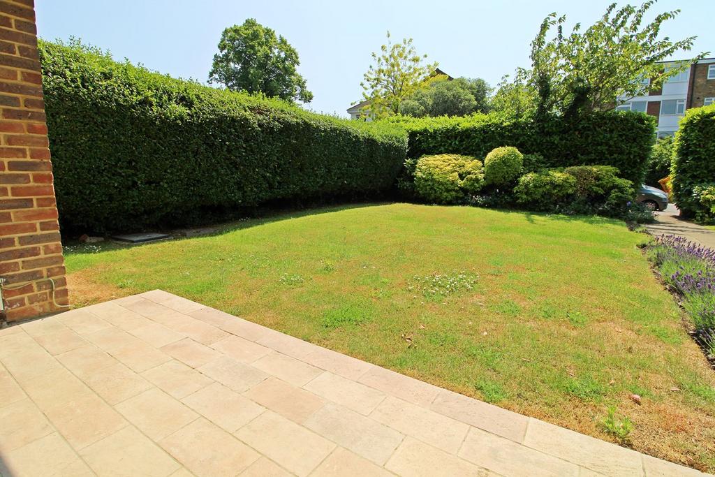 Court Downs Road, Beckenham, BR3 3 bed flat for sale £600,000