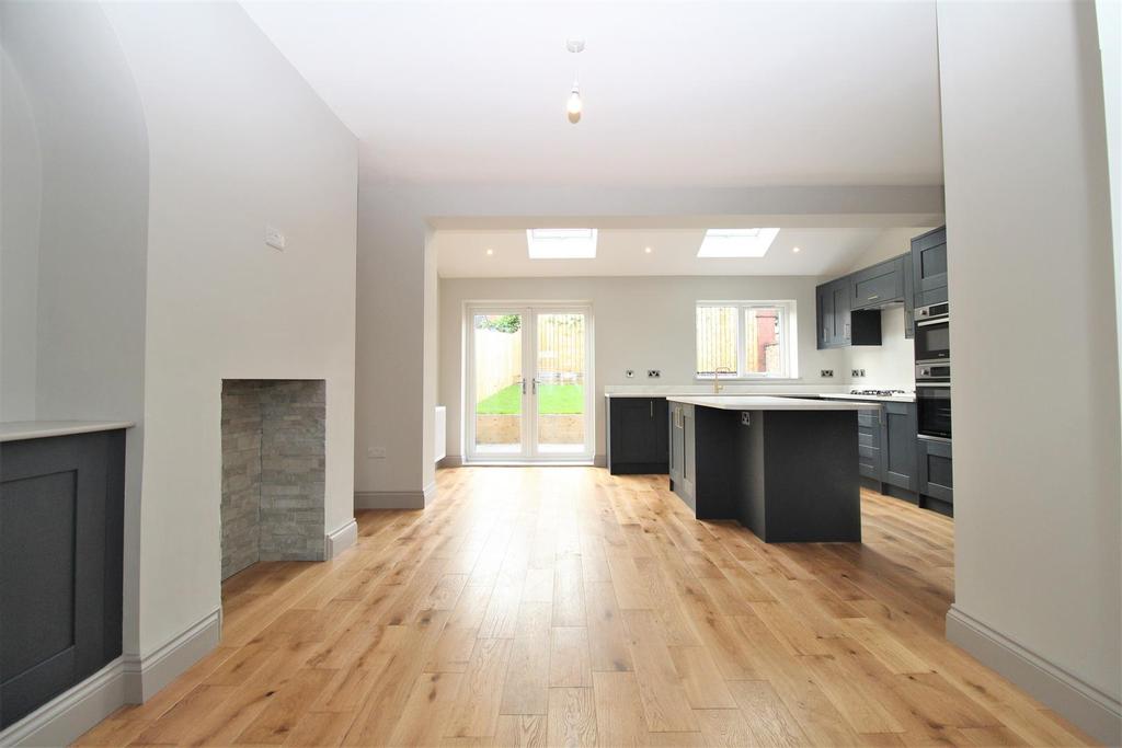 Open Plan Breakfasting Kitchen and Dining Room