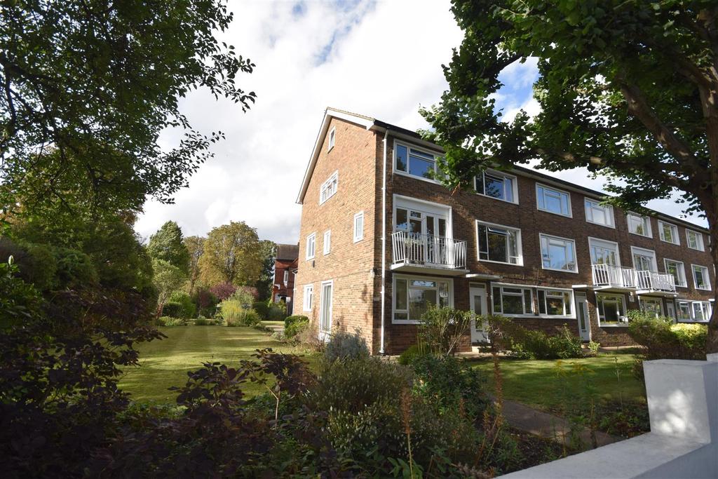 Wellesley Road, Twickenham 2 bed apartment £1,650 pcm (£381 pw)